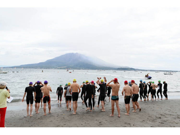 昨年10月に行われた「第36回桜島・錦江湾横断遠泳大会」は約300名が参加